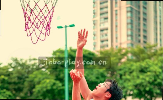窗外阳光斜照，一本翻开的书页微微泛黄。